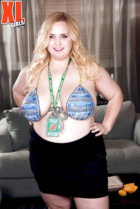 Blonde SSBBW Nikky Wilder exposing huge floppers before masturbating
