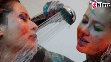 Alt girls Anuskatzz and Stacy Bloom fists pussies during lesbian sex in a tub