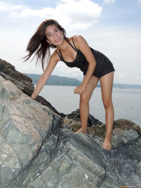 Thin amateur Filipina Chelsy exposes her petite figure before sex