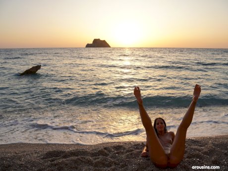 Betzz, Dee Vine, Isabella De Laa & Lana Lane show off their asses on the beach