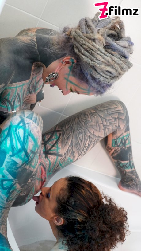 Alt girls Anuskatzz and Stacy Bloom fists pussies during lesbian sex in a tub