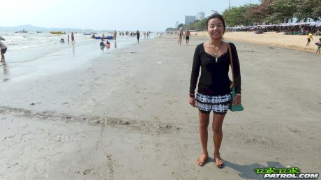 Thai first timer bangs a Farang without protection after a beach meetup