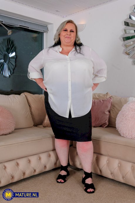 Luna is a Big natural tits BBW mature nympho with a big ass masturbating at