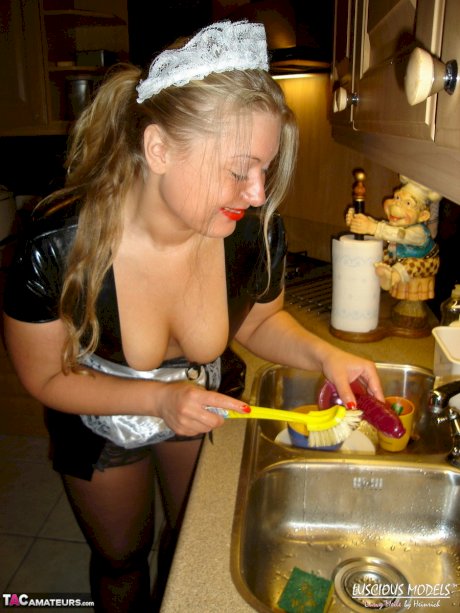 Plump maid cleans a kitchen before dildoing her snatch on a futon