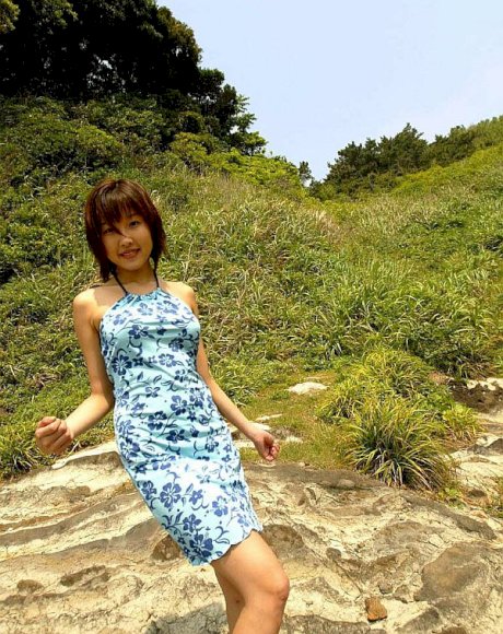 Japanese solo girl Keiko Akino releases her bush from bikini bottoms