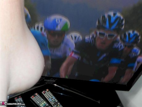 Older redhead Valgasmic Exposedabres her tits and twat while taking selfies