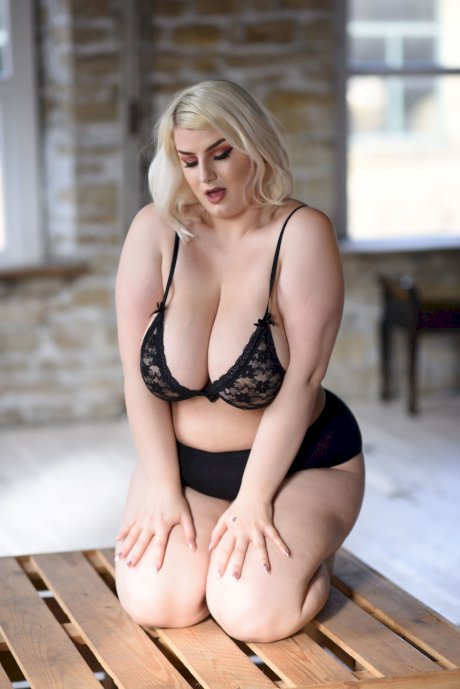 Blonde fatty Peaches flaunts her monster boobs after doffing a lacy bra