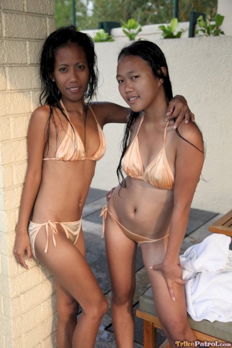 Sweet teen spinners Jeremay and Mayka strip to pose naked on the bed together
