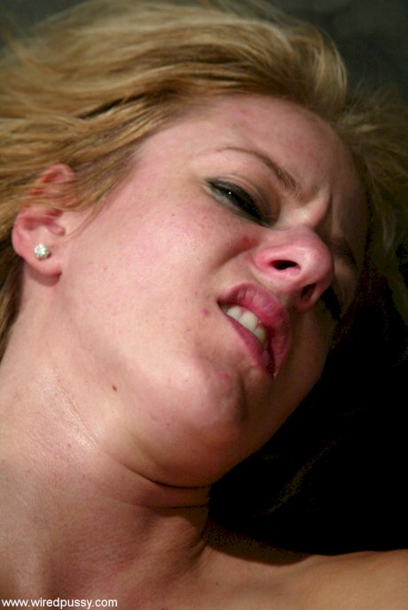 Wired Pussy Angela Stone, Isis Love