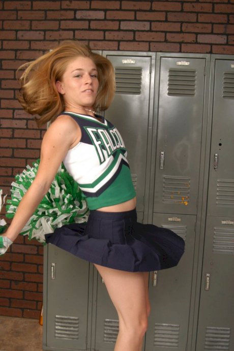 Teen cheerleader gets totally naked in front of change room lockers
