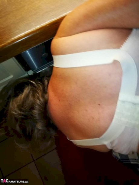 Old housewife Caro takes off her underwear in kitchen apron and stockings