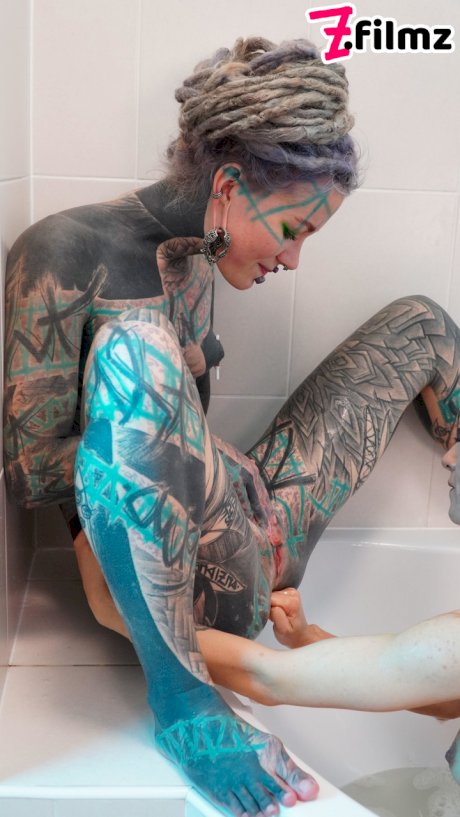 Alt girls Anuskatzz and Stacy Bloom fists pussies during lesbian sex in a tub