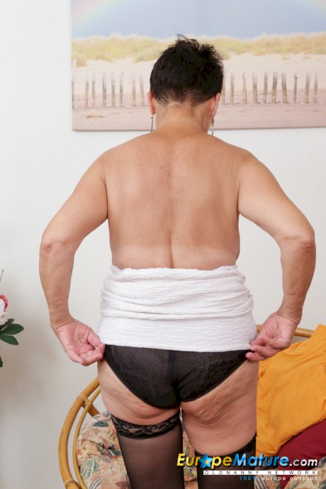 Luscious granny Heidi strips to her nylon stockings & toys her mature twat