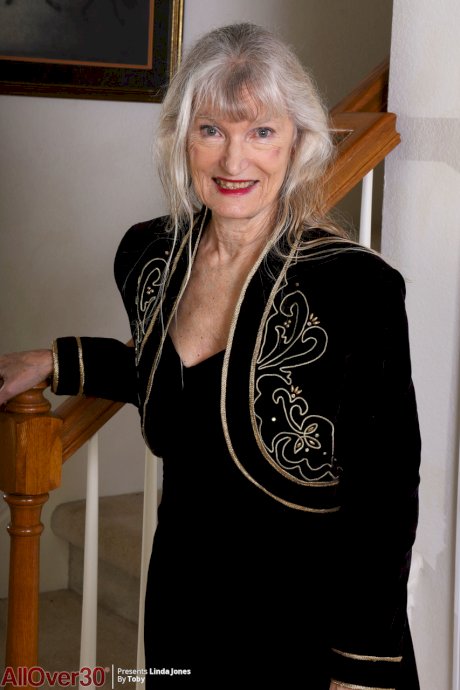 Old woman Linda Jones gives a wave after making her nude modelling debut