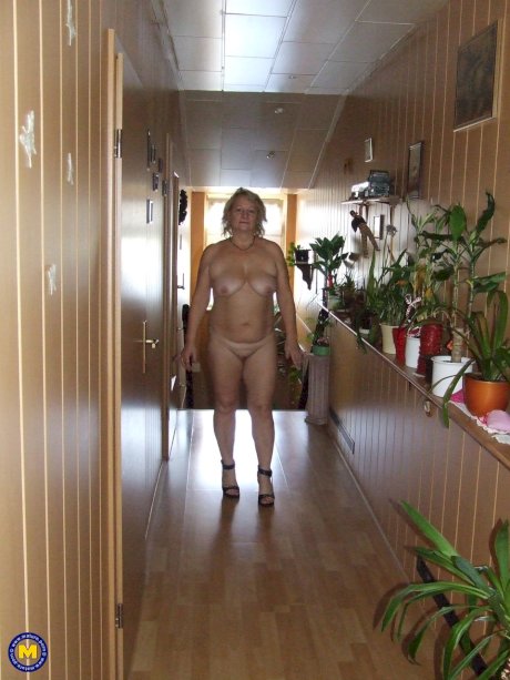 Mature NL Rosi