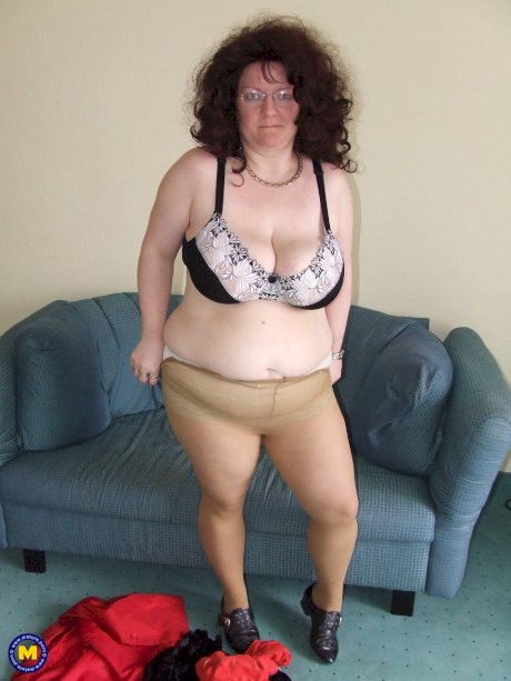 Fat mature amateur Jasmina exposes her huge juggs and poses naked