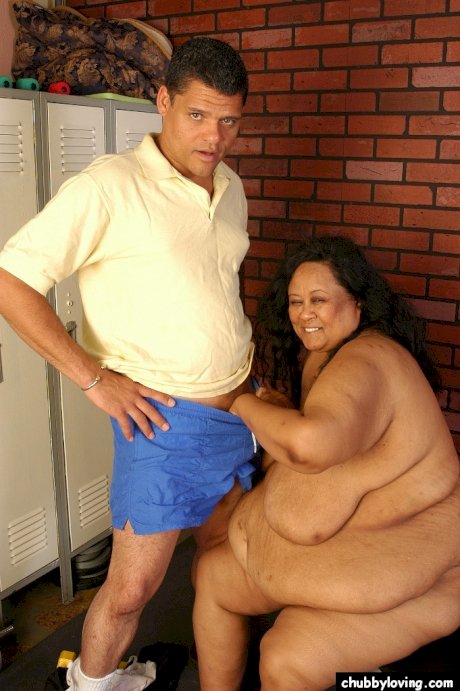 Obese Filipino lady Debrina sucking off cock after baring massive floppers