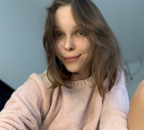 Pretty OnlyFans model Little Kitty flaunts her holes & boobs in a solo