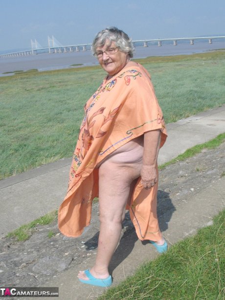 Geeky Grandma Libby flashing her monster mature curves in the filed
