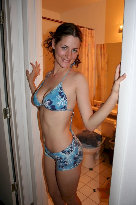 Gorgeous amateur teen Serenity posing in her blue bikini in the hallway