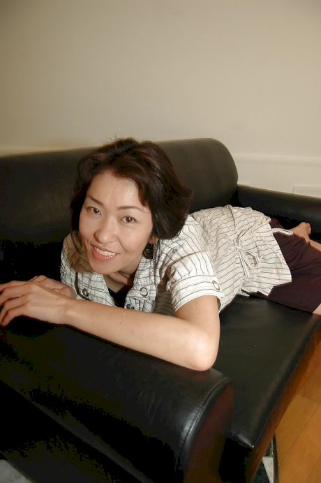 Naughty asian MILF takes off her skirt and has some pussy vibing fun