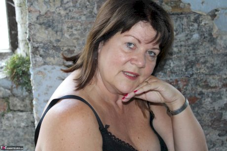 Mature plumper Cassandra Uk uncovers her breasts while wearing nylons