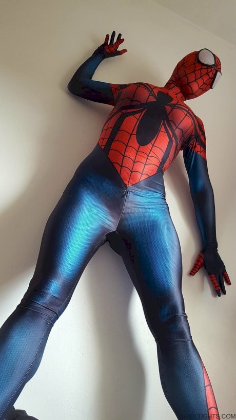 Cosplayer shows off her tight booty in a Spiderman costume on her bed