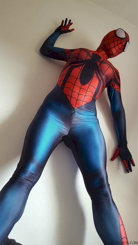 Cosplayer shows off her tight booty in a Spiderman costume on her bed