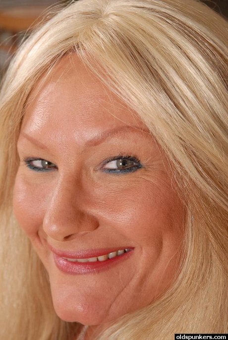 Granny blonde Roxy is demonstrating her naked pussy and boobies
