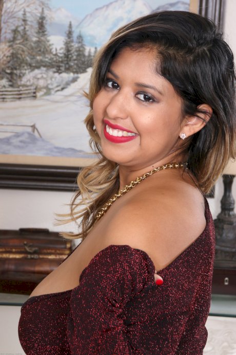 Chubby Latina Jamie Hernandez unveils her big saggy tits & her furry muff