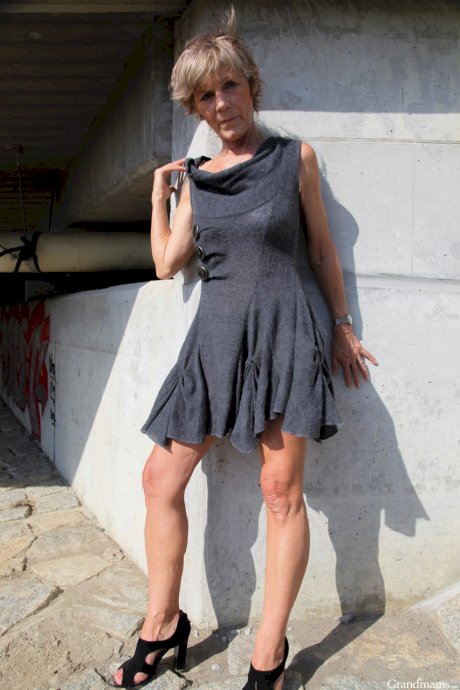Sinful granny gets down on her knees & gives phenomenal oral pleasure outside