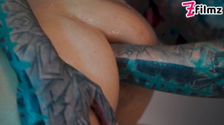 Alt girls Anuskatzz and Stacy Bloom fists pussies during lesbian sex in a tub