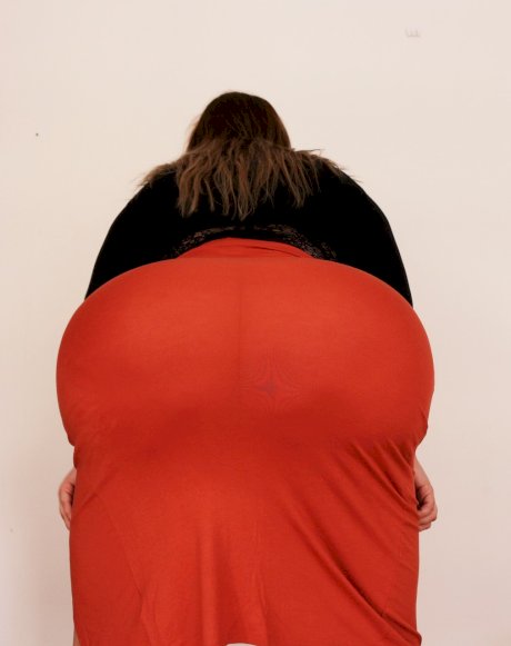 Stunning MILF fatty Natasha Crown flaunting her very big ass in a tight skirt