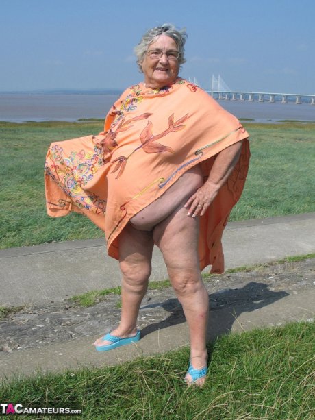 Geeky Grandma Libby flashing her monster mature curves in the filed