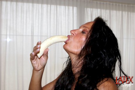 Solo girl shoves a banana up her filthy asshole in black latex stockings
