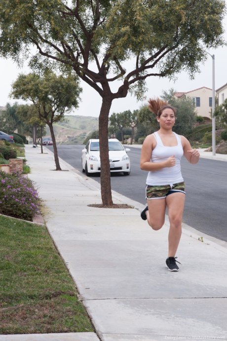 Thick amateur Daisy Leon spreads her natural pussy after going for a run