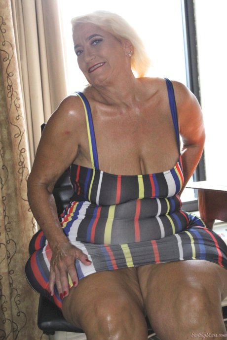 Blonde granny Amber Conners hikes her dress up to show her massive ass