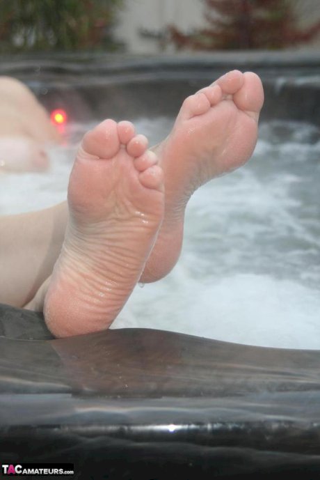 Old woman Valgasmic Exposed plays with her breasts while hot tubbing