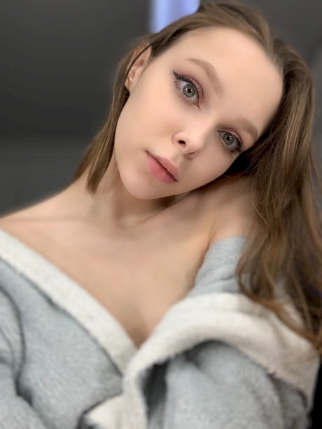Pretty OnlyFans model Little Kitty flaunts her holes & boobs in a solo