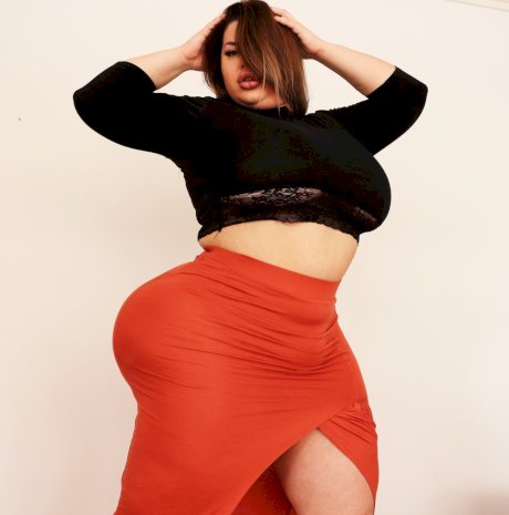 Stunning MILF fatty Natasha Crown flaunting her very big ass in a tight skirt