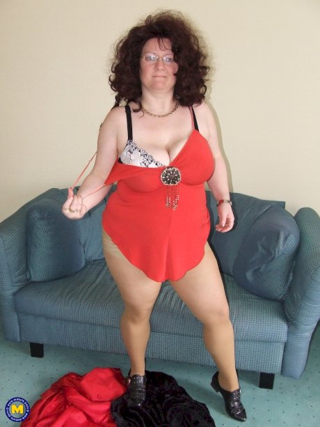 Fat mature amateur Jasmina exposes her huge juggs and poses naked