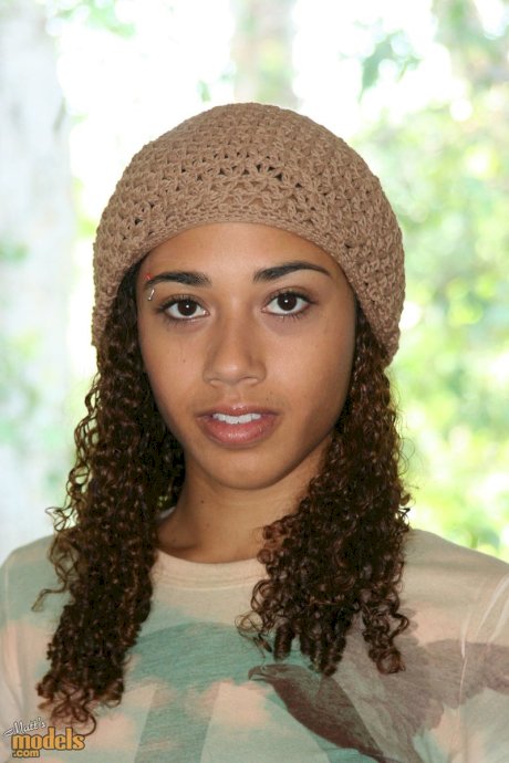 Ebony amateur Mi Mi Allen wears crocheted skull cap while posing in the nude