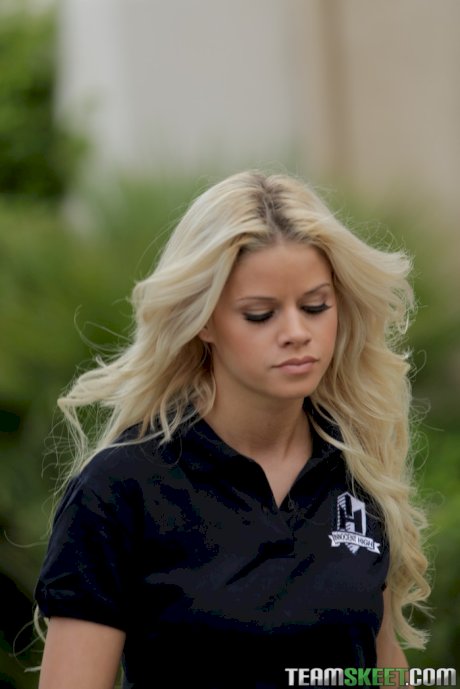 Beautiful American doll Jessa Rhodes enjoys some fingering and dicking