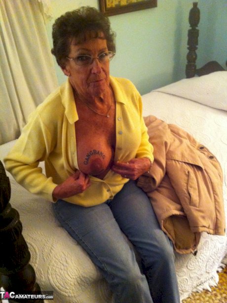 Dirty amateur granny shows her sexy naked body and kisses a young stud