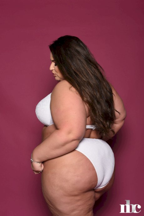 Fatty with a massive ass Yazmin Fox flaunts her natural tits in a solo