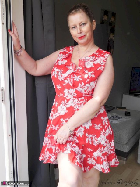 Mature amateur Posh Sophia exposes her big butt and snatch in red heels