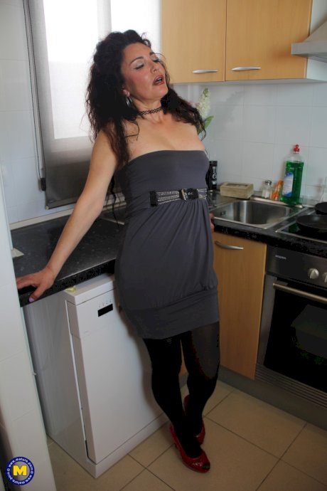Amateur housewife Zazel Paradise toys herself in a solo masturbation session