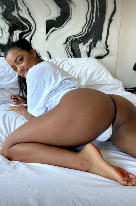 Sexy amateur Sofi Vega exposes her fat ass and toys her juicy pussy