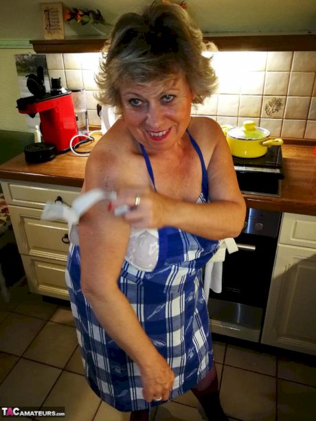 Old housewife Caro takes off her underwear in kitchen apron and stockings