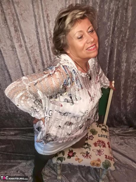 Big titted oma Caro pulls down her underwear to show her big ass in nylons